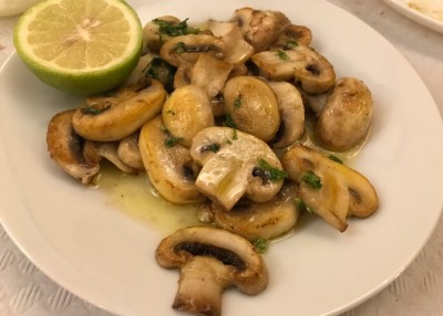 in Knoblauchöl gesottene Champignons