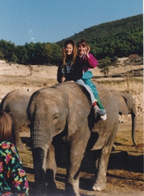 Unsere Tochter mit ihrer spanischen Freundin auf einem Elefanten