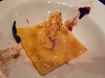 IMG_9529.JPG (80.28 KiB) 3860 mal betrachtet 2. Gang: Hausgemachte Tortellini mit konfitiertem Lamm und Riccota, serviert mit Butter, Salbei und Parmesan