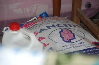 Winter2.JPG (114.56 KiB) 4391 mal betrachtet In den Bergdörfern im Hinterland hat man vorgesorgt: Neben dem Brennholz für den Kamin liegt das Streusalz parat.