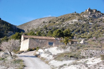 oben rechts: Ruine der ehemaligen Maurenburg