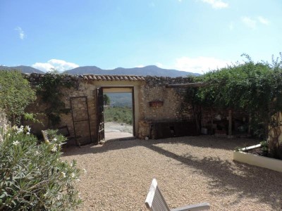 Patio (ehemaliger Corral) mit Tor <br />nach erfolgter Renovierung