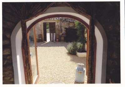 Blick vom Eingang des Wohnhauses in den Patio