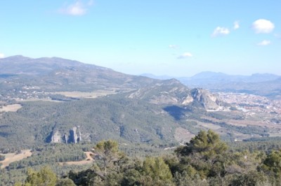 Links die Sierra Mariola, rechts Alcoy