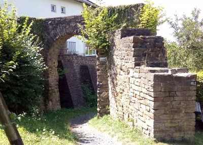 Ein letztes Stück Burgmauer