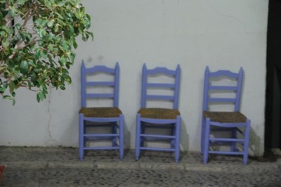 Stühle.JPG (124.82 KiB) 10021 mal betrachtet ...drei blaue Stühle..., aufgenommen in Altea, 29.07.2009