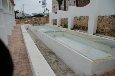 Lavadero Calpe - auch hier wieder die abgeschrägten Wände.JPG (131.28 KiB) 5654 mal betrachtet Die ausgegrabenen Waschbecken - auch hier wieder die typisch schrägen Wände