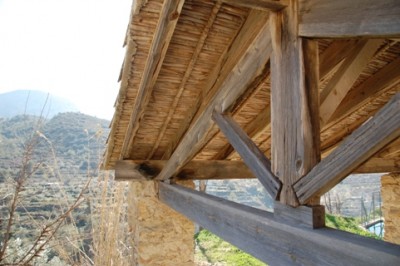 Eine Besonderheit: Das Waschhaus ist noch im Originalzustand und unter dem Dach sind die alten Cañas sichtbar.