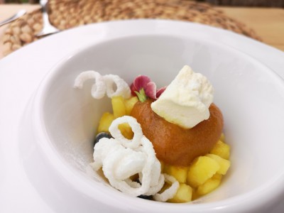 fOODBAR nACHSPEISE mENÜ.jpg (124.48 KiB) 5246 mal betrachtet Nachspeise: Ananas mit Sorbete de Nisperos und "Marshmallows" de Naranja