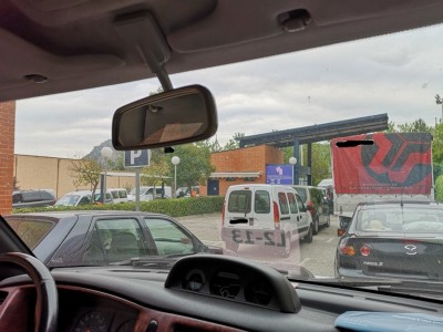 ITV.jpg (208.5 KiB) 3007 mal betrachtet Nach einer Stunde Wartezeit noch immer eine lange<br /> Schlange in Doppelreihe vor uns.