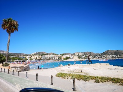 Wie man sieht, knubbeln sich die Strandbesucher auch an Morairas Sandstrand Playa de L'Ampolla