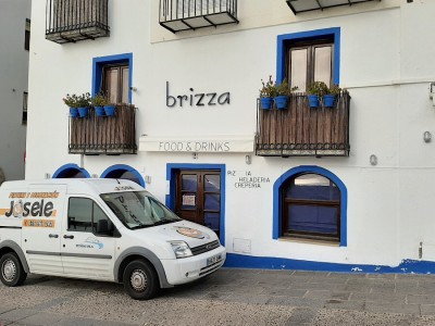 F7F1A4C7-30F6-4206-8D94-53CF0F21BB2A.jpeg (196.21 KiB) 3848 mal betrachtet Restaurants, die gestern noch geöffnet waren, sind nun geschlossen <br />und Fahrzeuge von ortsansässigen Handwerksbetrieben parken vor den Betrieben