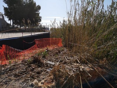 Der Barranc dels Sesters teilt die Bucht von Baladrar. Mit den Regenmassen wurden Unrat und Gestrüpp in die Bucht gespült. Direkt im trockenen Flussbett gebaut: Ein Wohnhaus