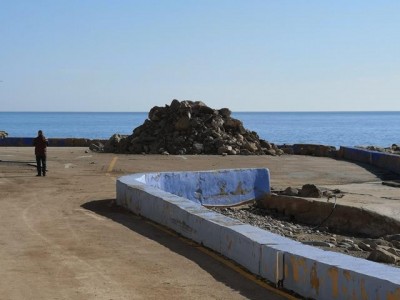 In der Cala Advocat schleuderten Wellen dicke Felsbrocken über ein Mäuerchen auf den Parkplatz