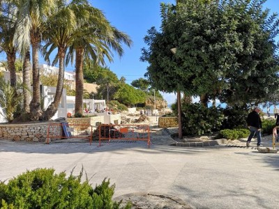 In La Fustera saßen Sonnenhungrige schon wieder auf der Terrasse des Restaurants