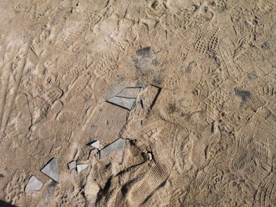 Die vor dem Strand aufwändig verlegten Platten zerstört und bedeckt von dem erst im letzten Jahr angekarrten neuen Sandstrand