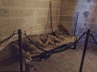 9CC66F67-827A-462C-B89C-324A5BF4CC21.jpeg (198.32 KiB) 3039 mal betrachtet um das elende Gefangenendasein auf dieser bequemen Bettstatt zu verbringen