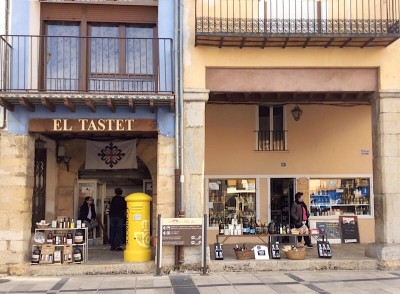 E01362DF-BB22-45F8-BB79-BB399461704D.jpeg (166.95 KiB) 4693 mal betrachtet Als die Inhaberin des Ladens (rechts) mit Souvenirs und regionalen Produkten uns bemerkte, kam sie ganz schnell geschäftstüchtig mit einem Prospekt aus dem Innern des Ladens gelaufen.