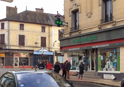 Auch hier steht man Schlange vor der Apotheke