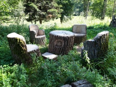 Sitzgruppe Baumstämme.jpg