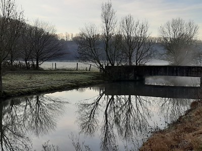 Eine schmale, alte Brücke - nicht passierbar für Wanderer