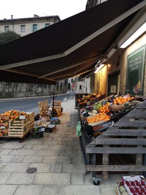 auch der Obst- und Gemüseladen an der Ecke