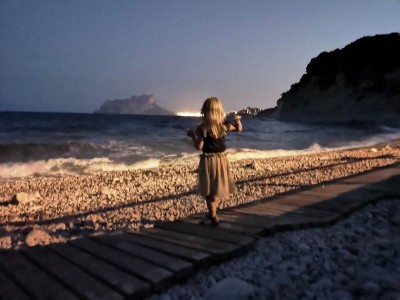 wenn die Lichter auf den Strandpromenaden<br />die Umgebung glitzern lässt.