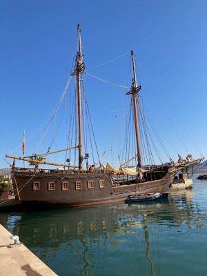 7F586DB3-994E-424F-8F01-235703BD5B78.jpeg (198.82 KiB) 7001 mal betrachtet Das Piratenschiff dient zeitweise als Bar oder Eventschiff