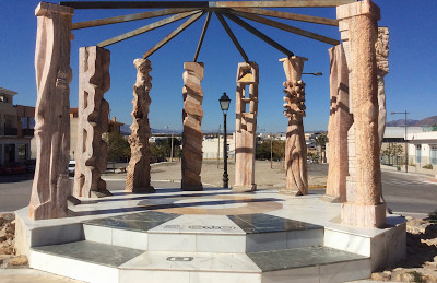 8CE2EAF3-9347-4590-B5EC-373F18CCA12F.jpeg (178.44 KiB) 4461 mal betrachtet Diese Säulen sind die Arbeiten von Steinmetzschüler aus aller Welt - <br />ausnahmsweise mal nicht aus weißem Marmor