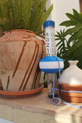 Und das alte, aber noch funktionstüchtige Pooltherometer zeigt fast 20 Grad im Schatten