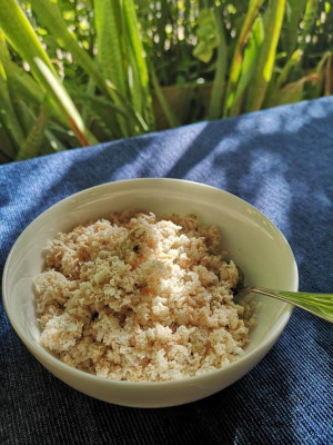 und schon zum Frühstück mit gemahlener Kokosnuss, Thunfisch, Chili und Curry-Blättern