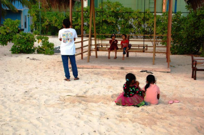 Erst abends kommen die Mütter mit ihren Kindern an<br /> den Strand und genießen den Sonnenuntergang.