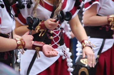 Kastagnetten -castañuelas los palillos.JPG (140.87 KiB) 5964 mal betrachtet Mädchen schlagen ihre Kastagnetten (span. castañuelas oder palillos) gegen ihr Handgelenk, das mit einem Lederarmband geschützt ist.
