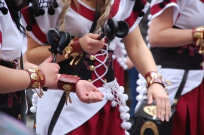 Mädchen schlagen ihre Kastagnetten (span. castañuelas oder palillos) gegen ihr Handgelenk, das mit einem Lederarmband geschützt ist.