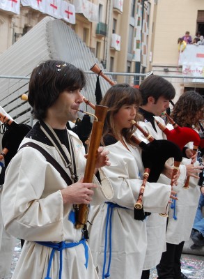 Fagott el fagot + Dudelsack-la gaita.JPG (1.37 MiB) 5964 mal betrachtet Junge Fagott- (el fagot) und Dudelsackspieler (la gaida),