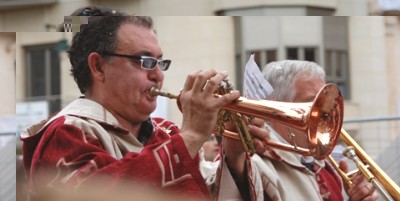 gestylter Trompeter la trompeta.JPG (112.61 KiB) 4515 mal betrachtet gefolgt von einem modebewussten Trompeter