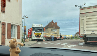 In Châtillon sur Seine <br />hat der Fahrer des Spezialtransporter ziemliches Pech;<br />der scheinbare Achsbruch wird ihn noch eine Weile hier festhalten