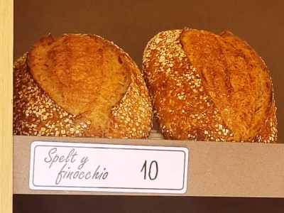 Spezialbrot.jpeg (106.5 KiB) 10581 mal betrachtet "Spelt y finocchio"<br />Brot aus Dinkelmehl (Espelta)<br />mit Fenchesamen (Semillas de Hinojo)