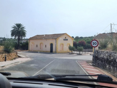 1 Bahnhof Benissa Sackgasse.JPG (97.5 KiB) 7638 mal betrachtet Zum Bahnhof Benissa führt eine Sackgasse.<br />Hinter dem Bahnhof steht ein ausreichend großer<br /> Parkplatz kostenlos zur Verfügung.