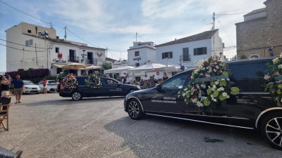 Zwei Leichenwagen: einer für den Sarg, der andere für den<br />Blumenschmuck