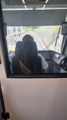 4. Von Dénia nach Teulada, dann Seitenwechsel.JPG (56.81 KiB) 3919 mal betrachtet Der Lokführer hat alles im Blick und wechselte in Teulada für die Fahrt nach Dénia von dem vorderen in den hinteren Steuerwagen des Zuges.