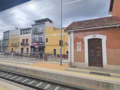 12 Haltestelle in Gata de Gorgos.JPG (75.99 KiB) 4003 mal betrachtet Hier hält die Tram zum ersten Mal