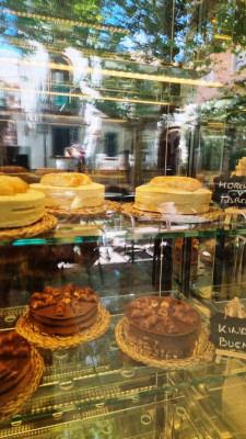 27 danach geht keine Torte mehr....JPG (131.75 KiB) 3895 mal betrachtet So lecker die Torten in der Auslage auch aussehen, nach dem großen Eis geht nichts mehr....