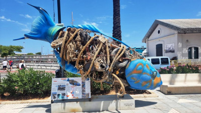 27 Skulptur.JPG (135.74 KiB) 4003 mal betrachtet Nach dem Shoppen gehen wir Richtung Hafen und kommen an einer Skulptur vorbei