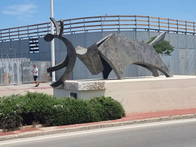 29 Estatua de Els Bous a la Mar.JPG (88.1 KiB) 3895 mal betrachtet Und schon wieder eine Skulptur:<br />Diesmal die "Estatua de Els Bous a la Mar"