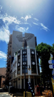Der 7 Meter hohe und zwei Tonnen schwere Affenbrotbaum aus Eisen ist ein Werk des Bildhauers Toni Marí aus Xàbia. Er krönt die Schwimmbadebene eines Hotels.
