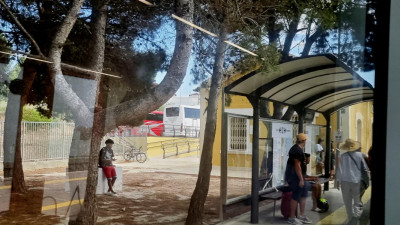 44 die Busse nach Calpe warten im Hintergrund.JPG (135.51 KiB) 4003 mal betrachtet unserer heutigen Endstation. Die Busse nach Calpe warten schon auf dem Parkplatz auf die weiter reisenden Passagiere.