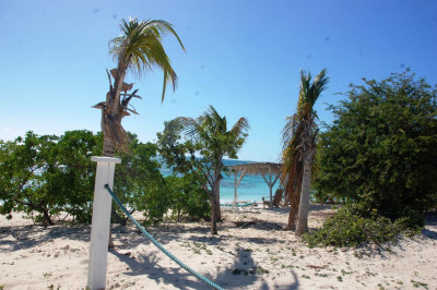 barfuß durch den Sand zum einsamen Strand