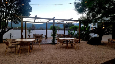 Sitzplätze Pergola.JPG (149.75 KiB) 4333 mal betrachtet Esstische unter und neben der Pergola
