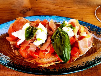 Tosta Tomate für 11 Euro, aber so reichlich.JPG (105.5 KiB) 4333 mal betrachtet Das Toastbrot mit Tomate und "stracciatela" für 11 Euro<br />war nur scheinbar teuer. Bei der "Stracciatela"<br />handelte es sich nicht etwa um Eis mit<br />Schokosplittern, sondern um >Stracciatella di bufala< (von italienisch stracciato, ‚zerrissen' oder ‚zerfetzt') aus der italienischen Provinz Foggia. Es war ein Hochgenuss - und ich danach pappsatt.